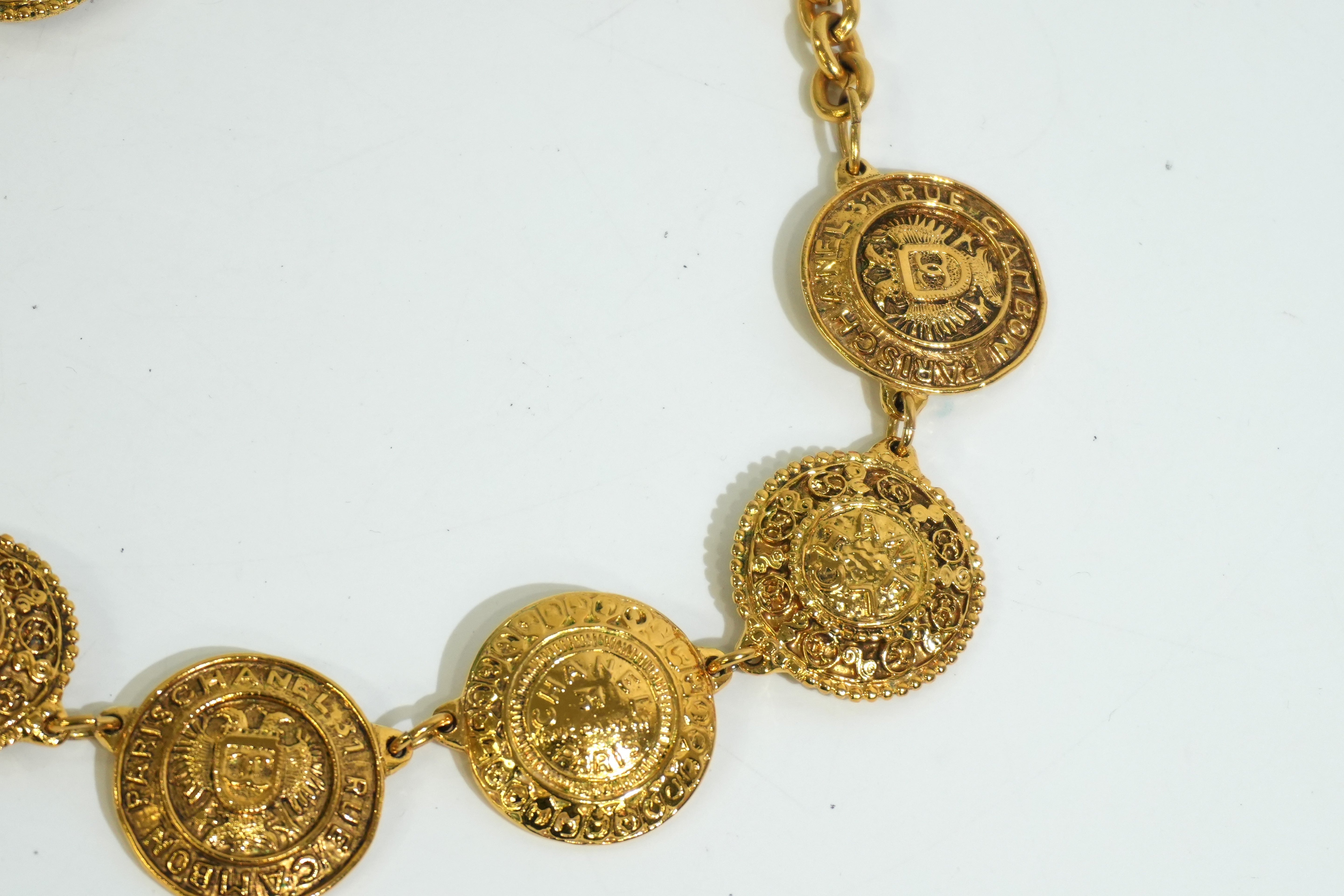 Pre-owned Chanel Medallion Necklace Gold tone