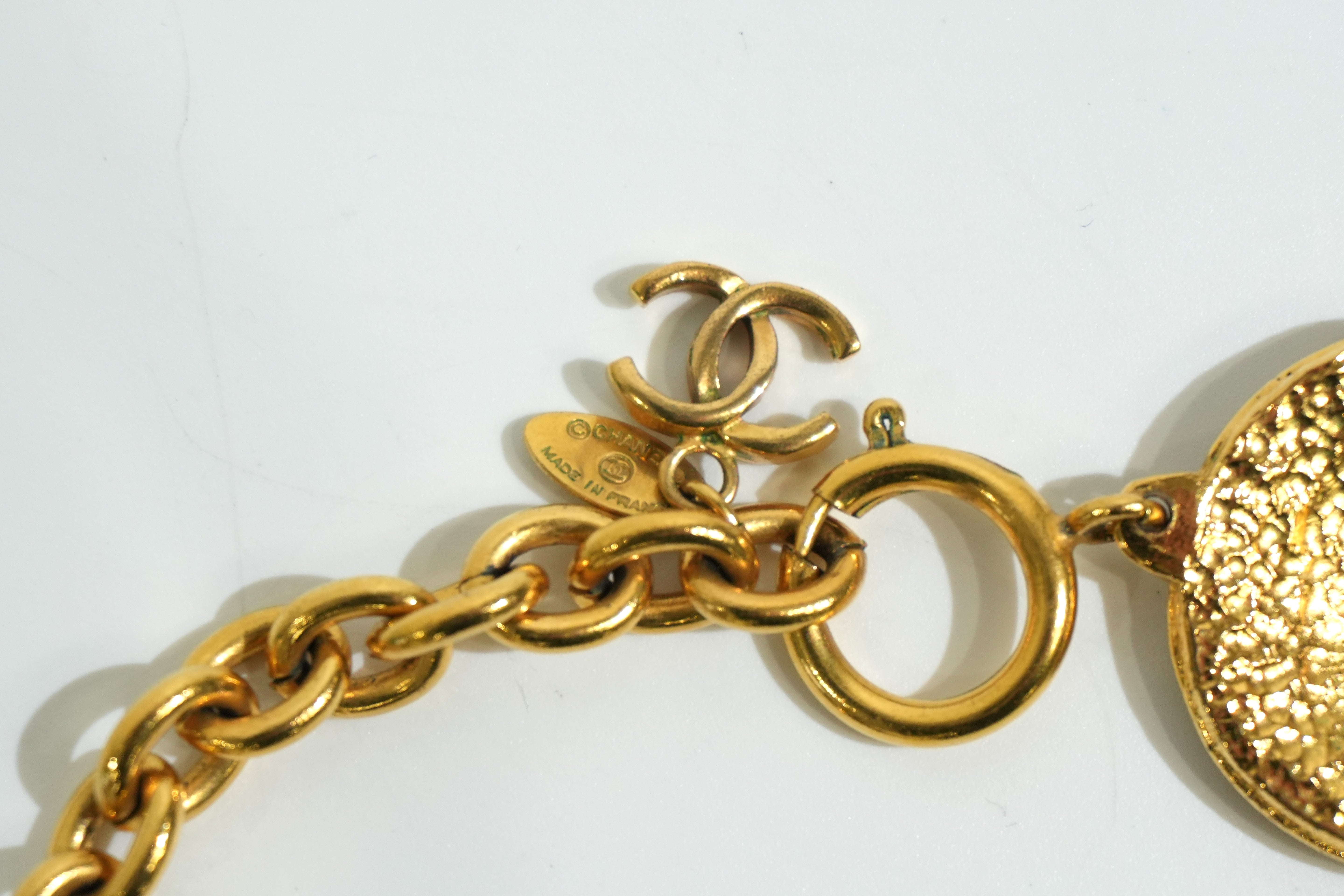 Pre-owned Chanel Medallion Necklace Gold tone
