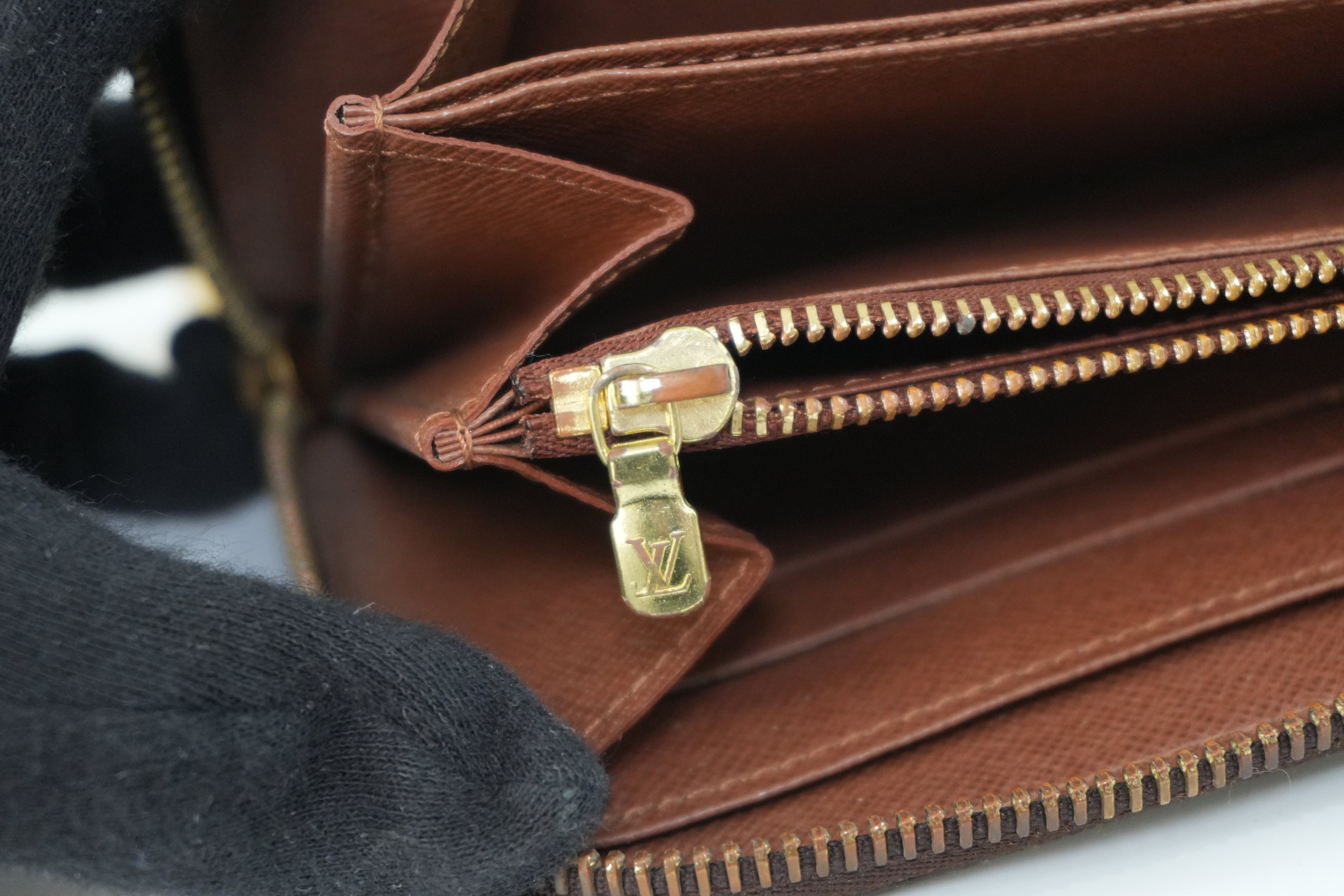 Louis Vuitton Monogram Zippy Wallet Used