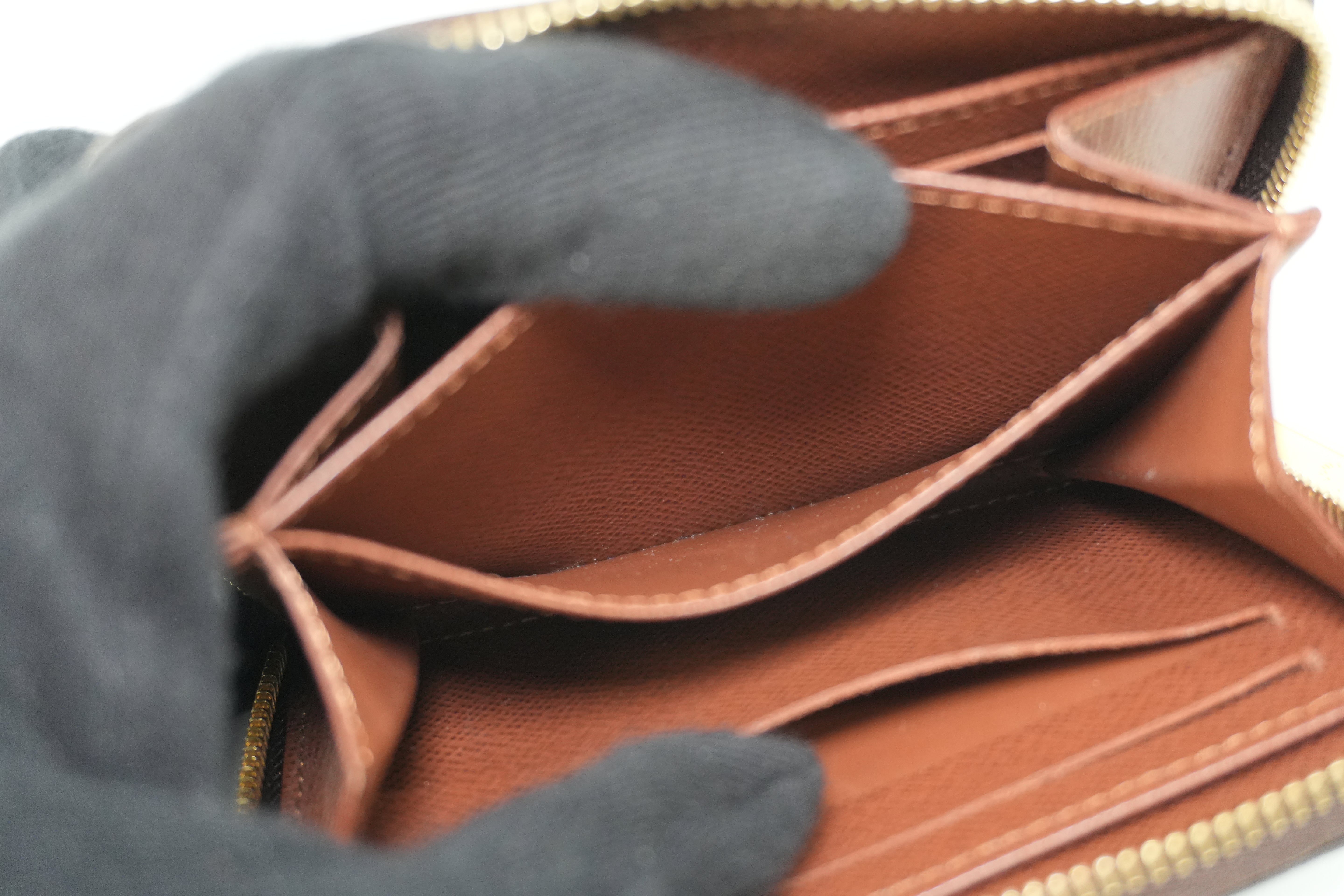 Louis Vuitton Monogram Zippy Card Case Used