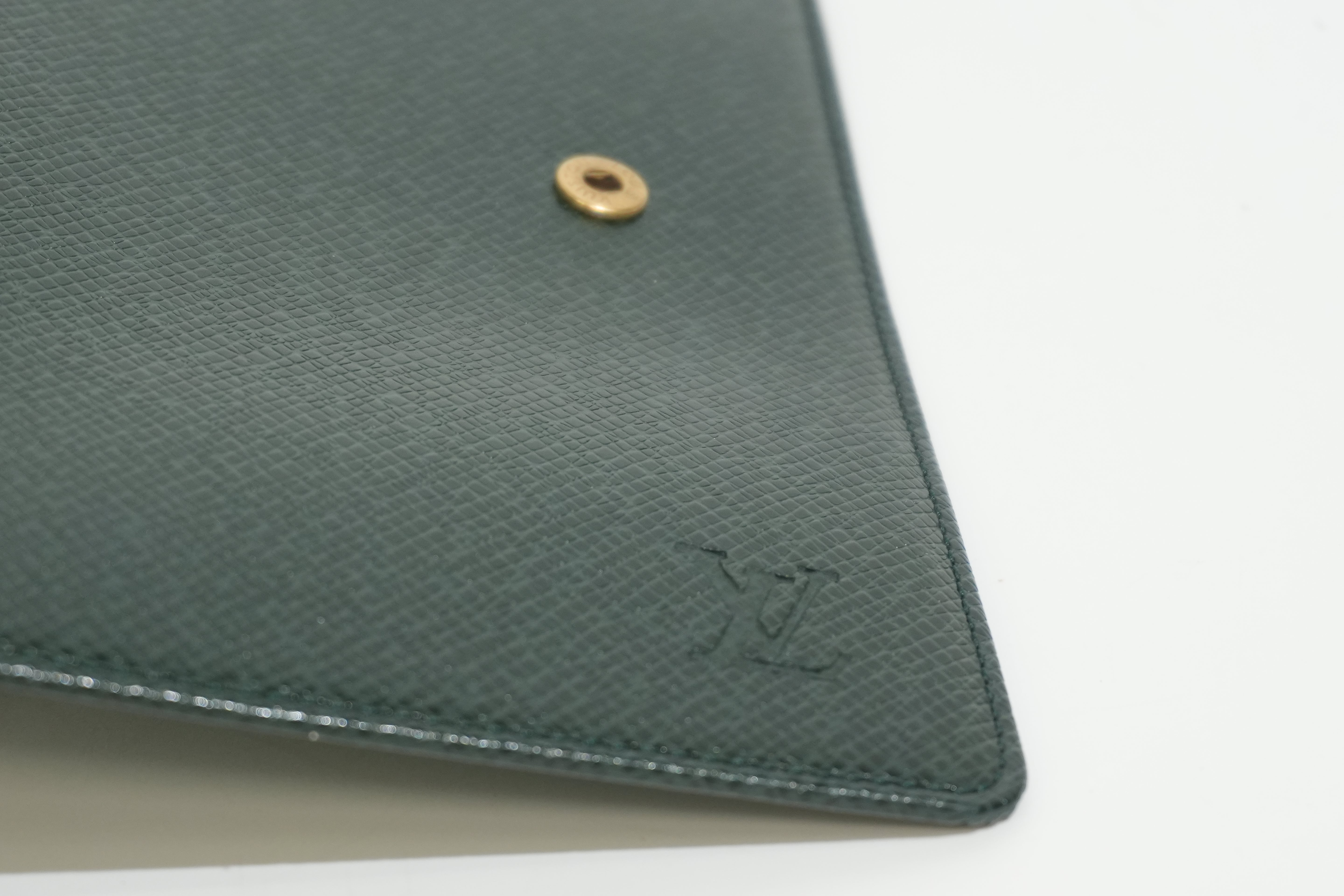 Pre-owned Louis Vuitton Leather Taiga Agenda Cover Green