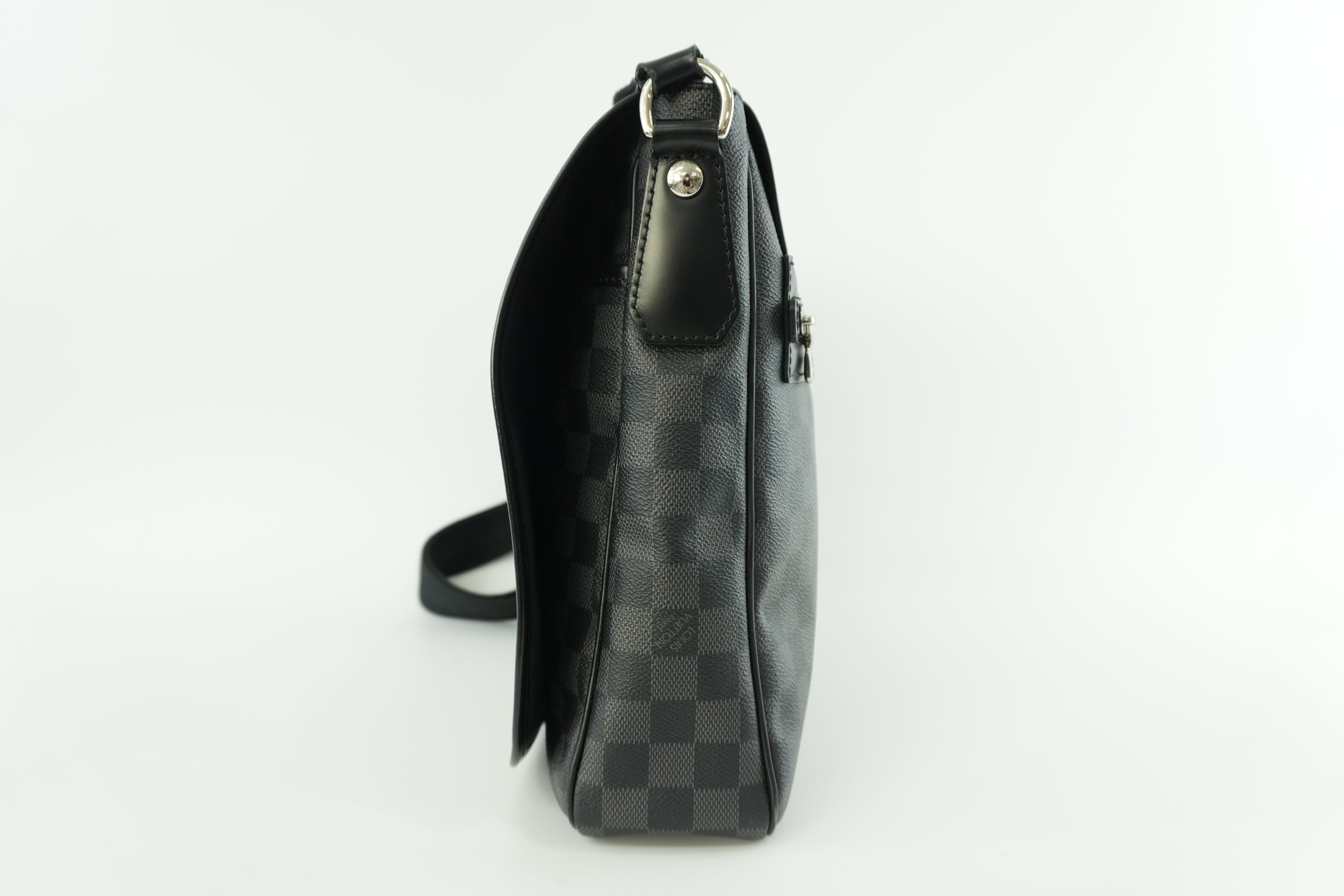 Pre-owned Louis Vuitton Damier Graphite Daniel MM Messenger Bag