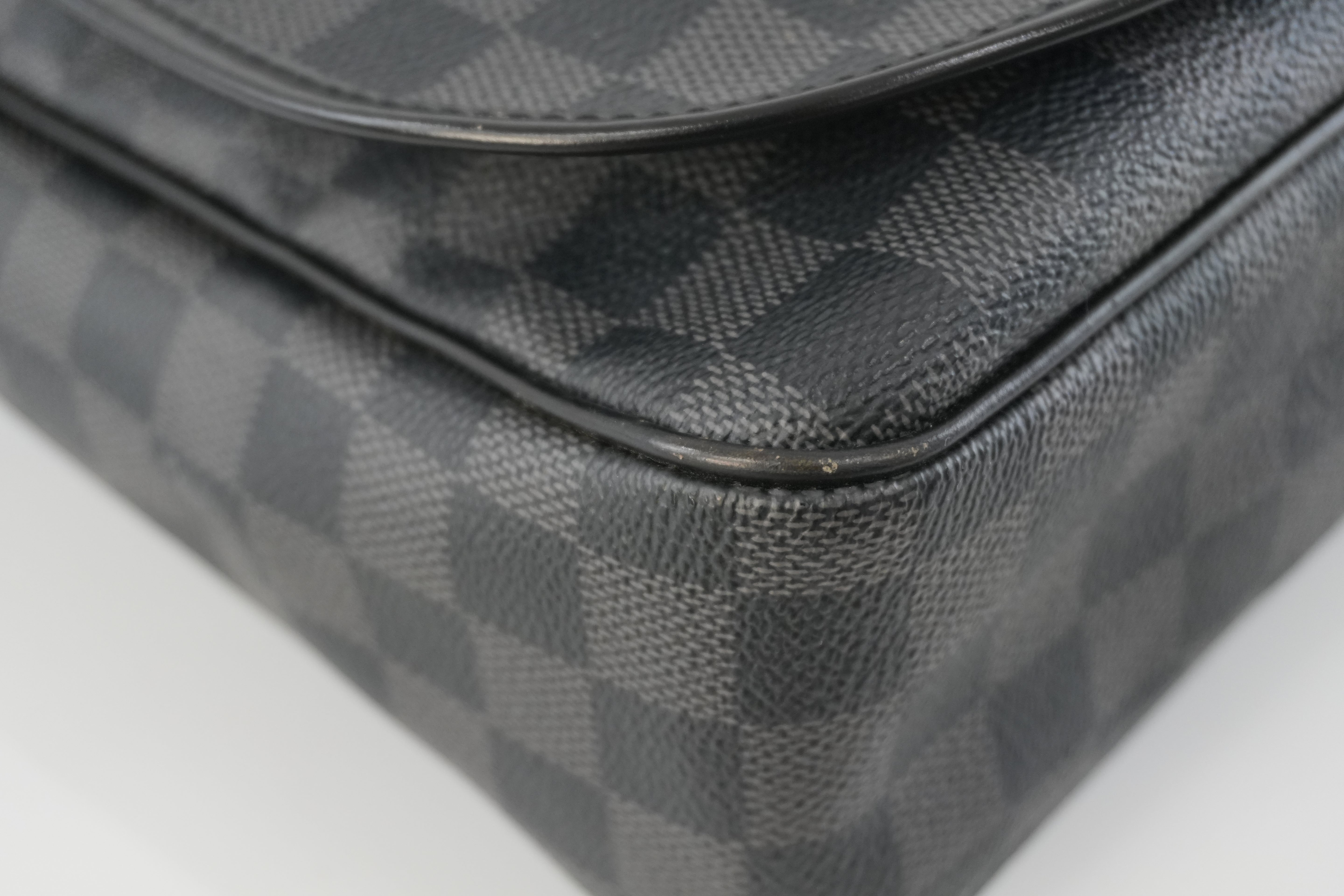 Pre-owned Louis Vuitton Damier Graphite Daniel MM Messenger Bag