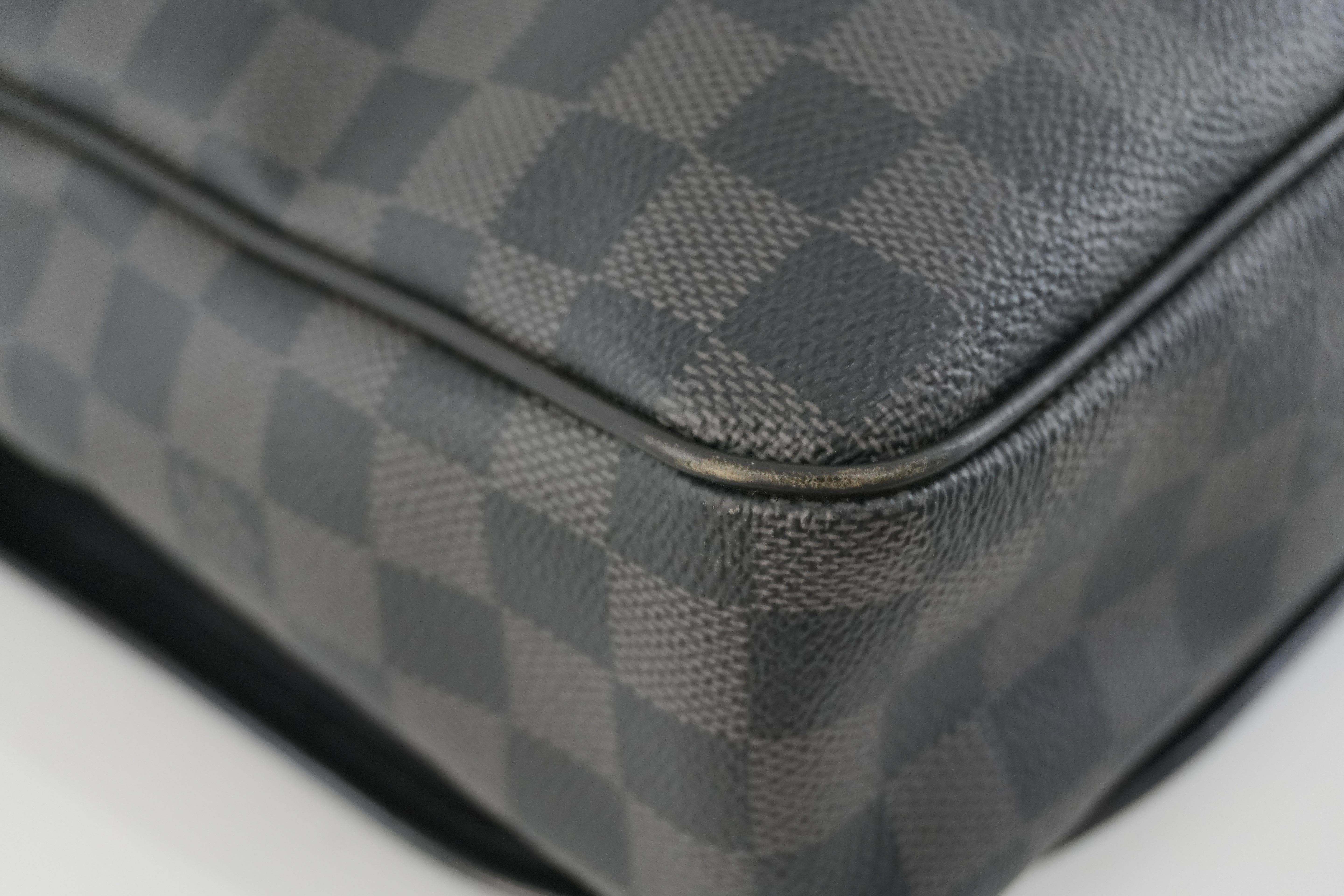 Pre-owned Louis Vuitton Damier Graphite Daniel MM Messenger Bag