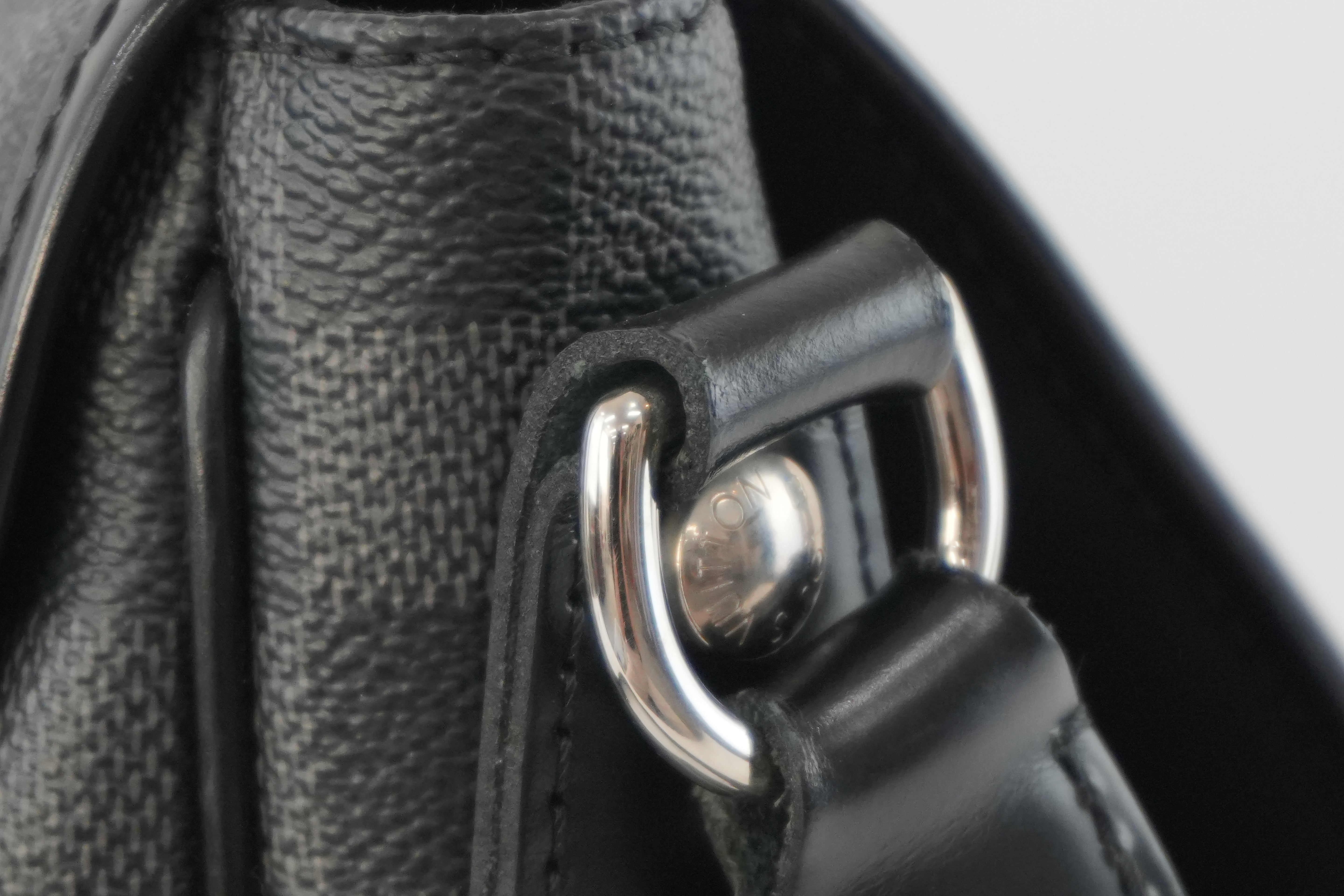 Pre-owned Louis Vuitton Damier Graphite Daniel MM Messenger Bag