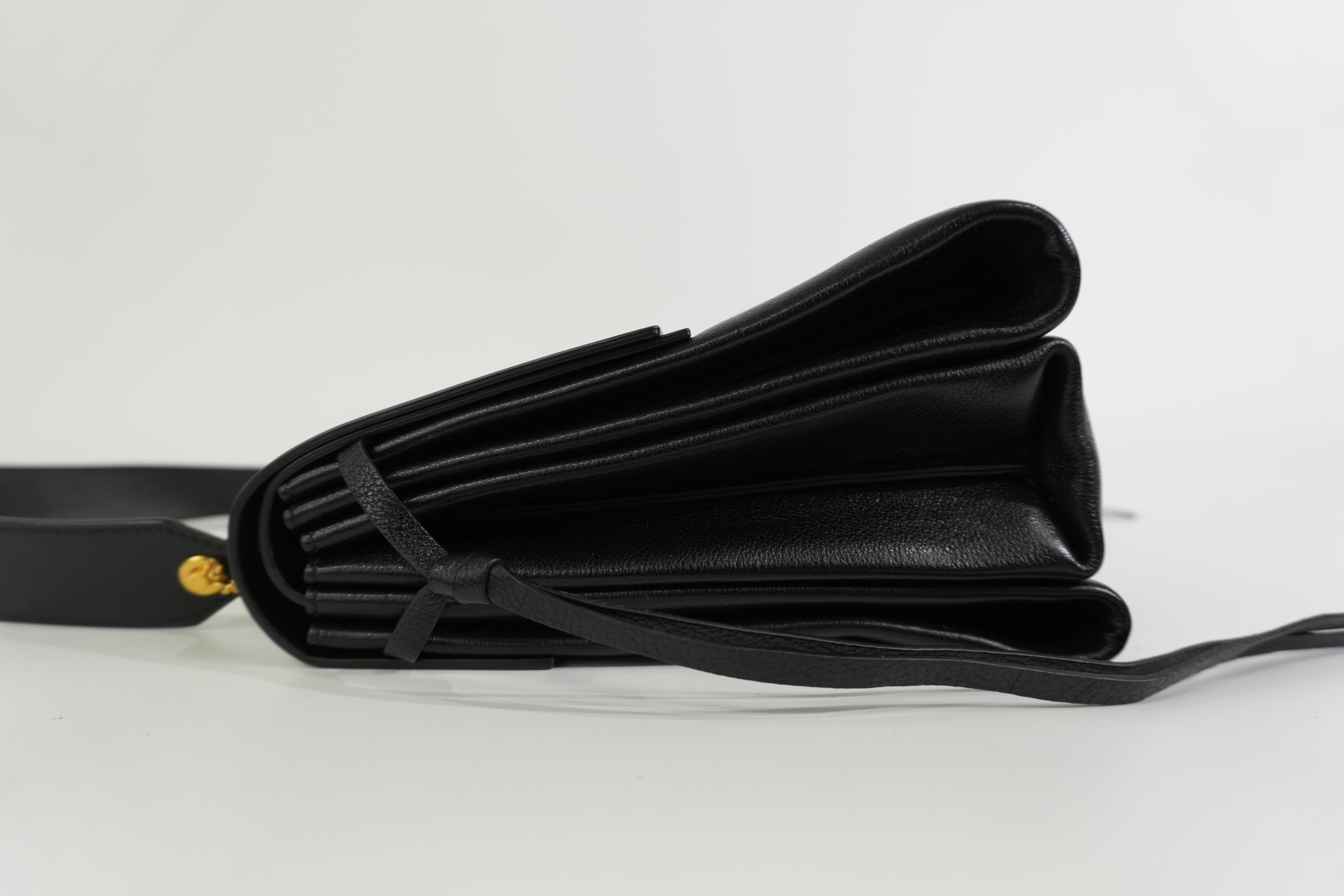 Pre-owned Valentino Garavani VRING Shoulder Bag Black