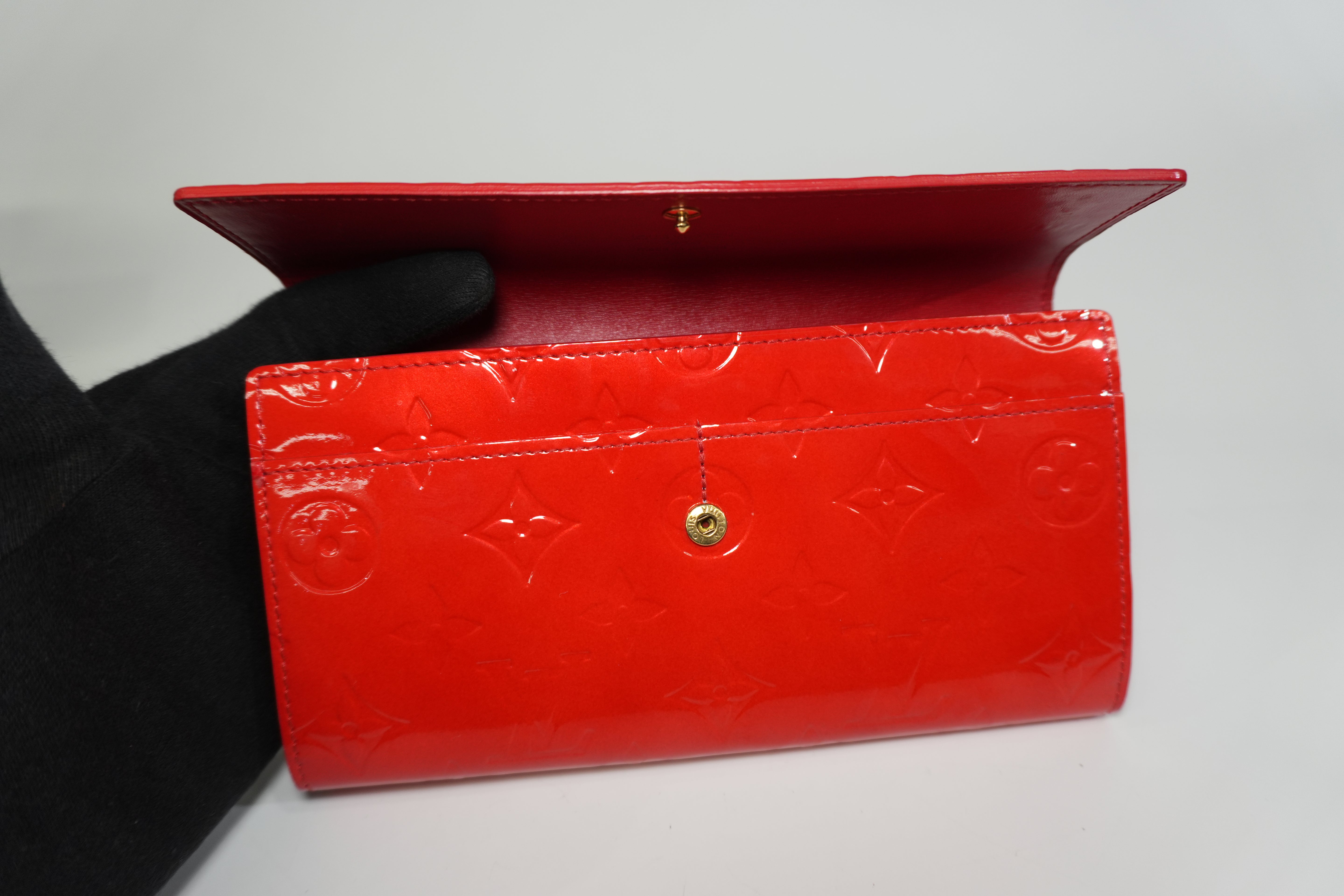 Pre-owned Louis Vuitton Vernis Sarah Wallet Red